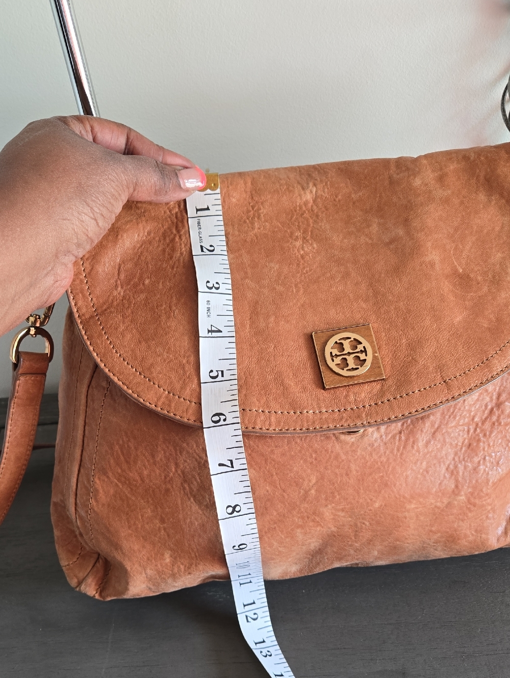 Tory Burch Tan Distressed Leather Flap Shoulder Bag with Gold Logo - Picture 14 of 14